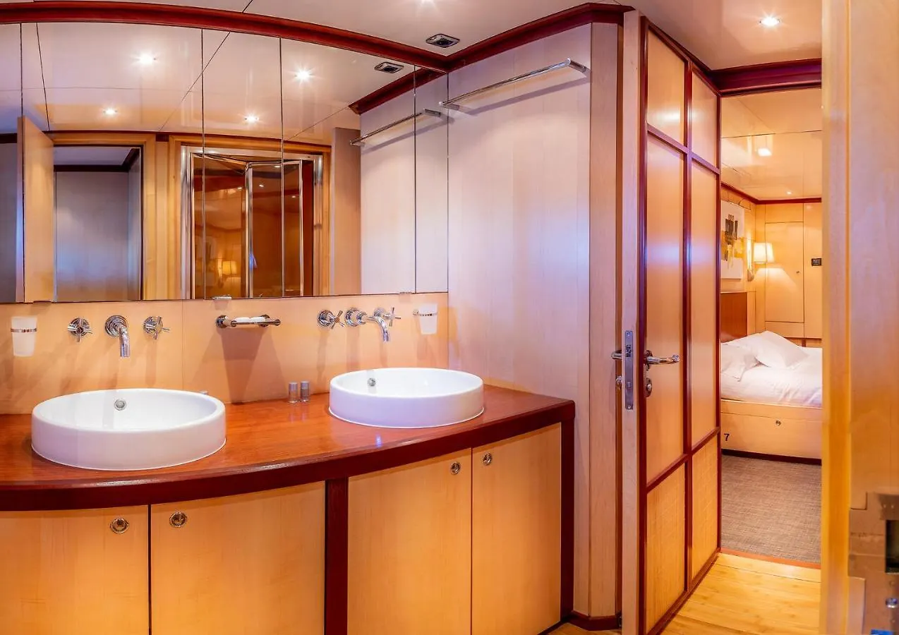 船上ホテル ホテル Magnifique Yacht Au Coeur Du Vieux Port マルセイユ フランス