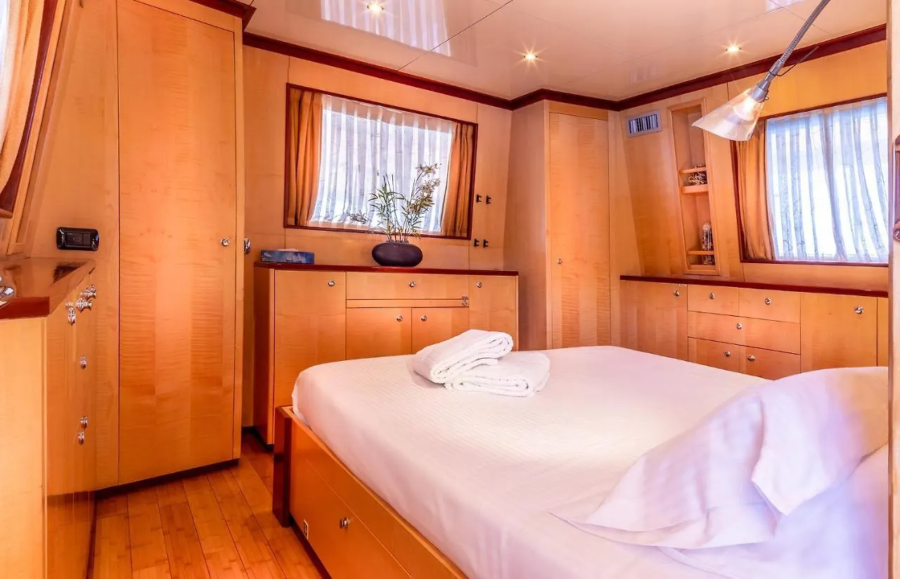 Magnifique Yacht Au Coeur Du Vieux Port Hotel Marselha Botel